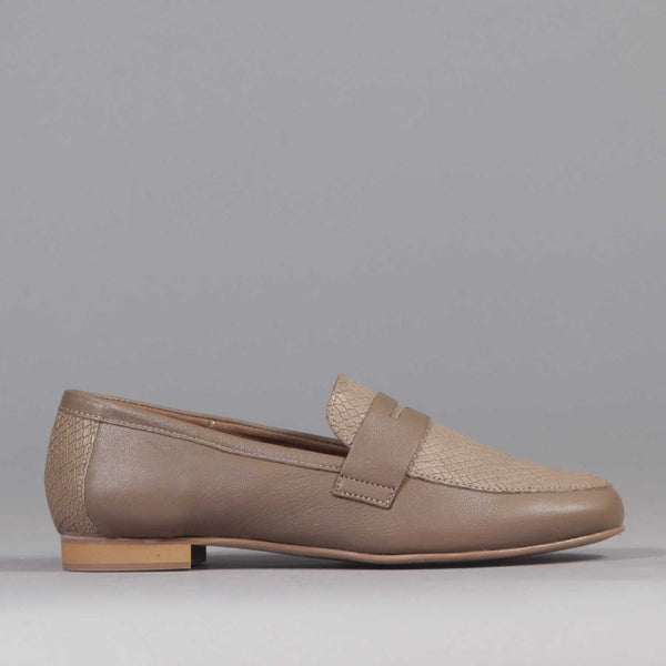 Froggie stone loafer in classic with memory foam underfoot