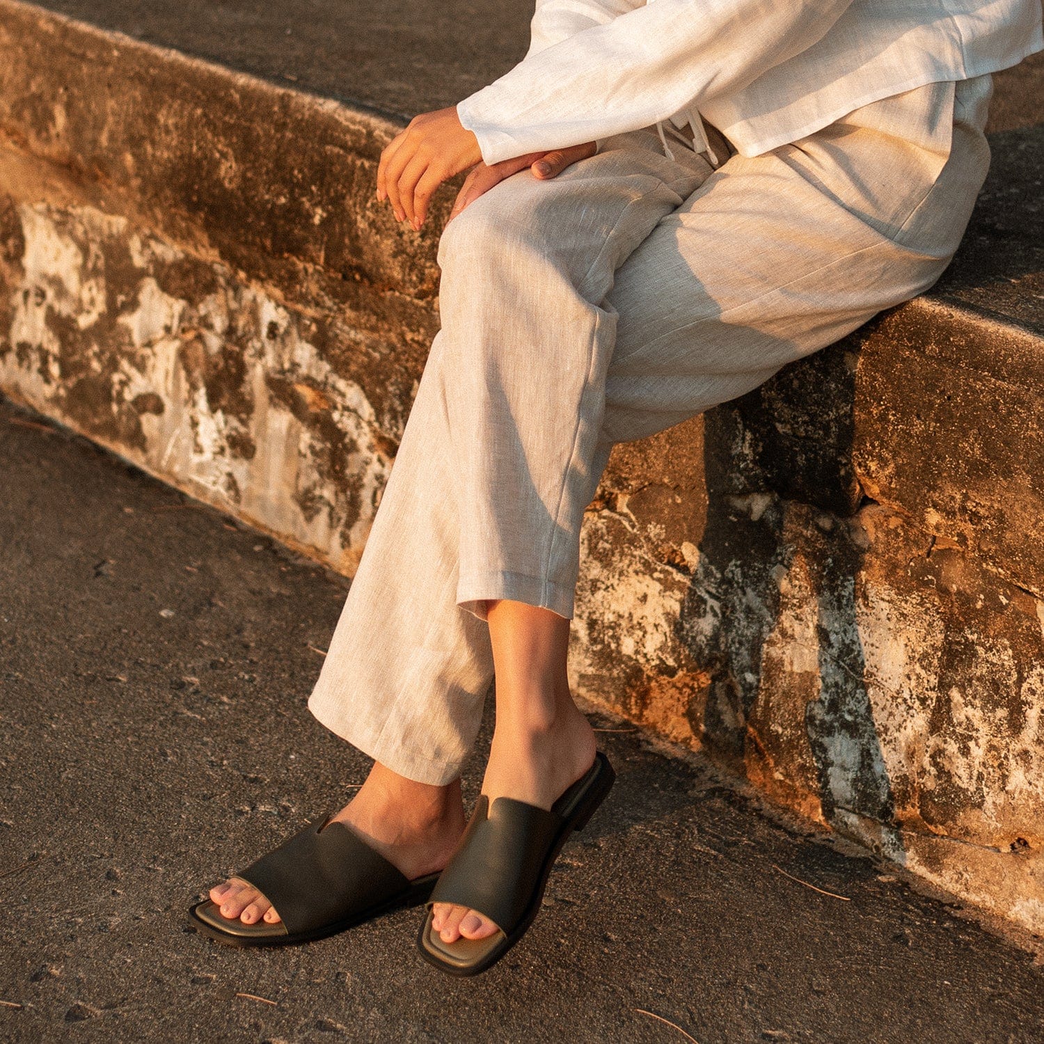 Froggie Shoes Shoes Unlined Leather Slide in Black - 12862