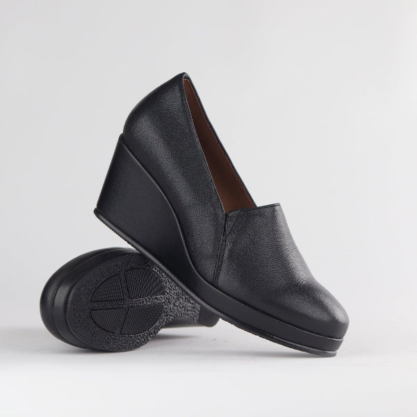 Froggie Shoes Shoes Closed Wedge in Black - 12911