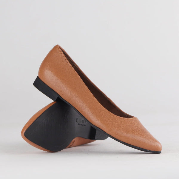 Froggie Shoes Shoes Flat Pointed Court Shoe in Tan - 12713