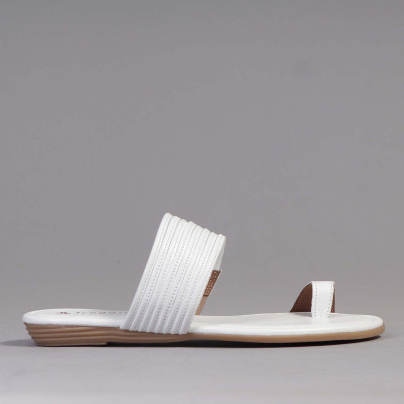 Flat strappy thong sandals in White - 12559