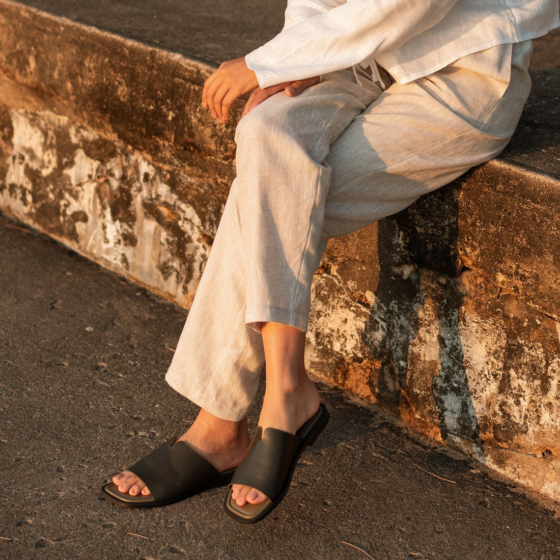 Froggie Shoes Shoes Unlined Leather Slide in Black - 12862