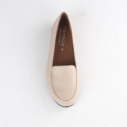 Factory Shop Froggie Women’s Loafer 13033 crafted in genuine ivory leather with classic slip-on fit and timeless fashion appeal.