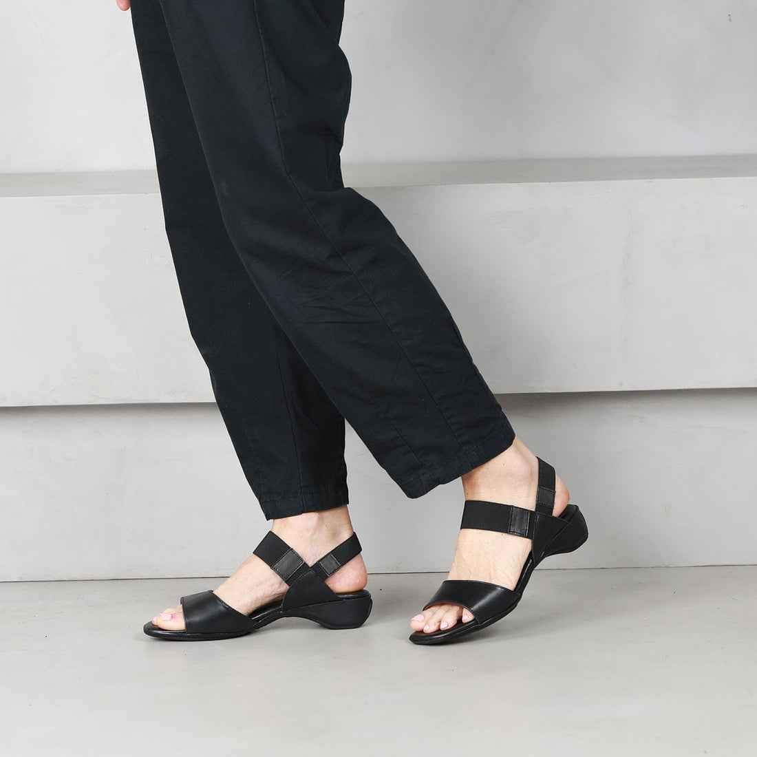 Factory Shop Shoes Elasticated Strap Sandal in Black - 12550