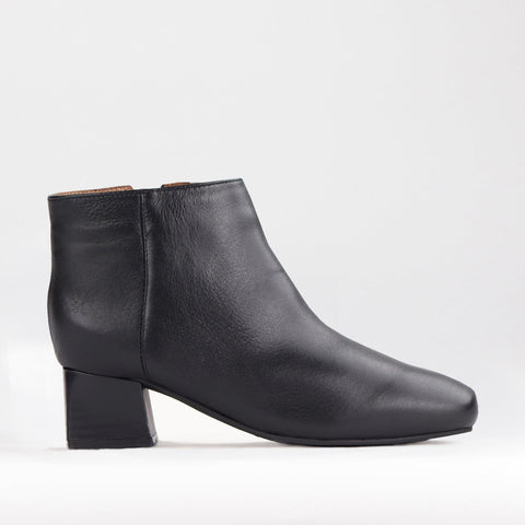 Block Heel Ankle Boot in black - 12607