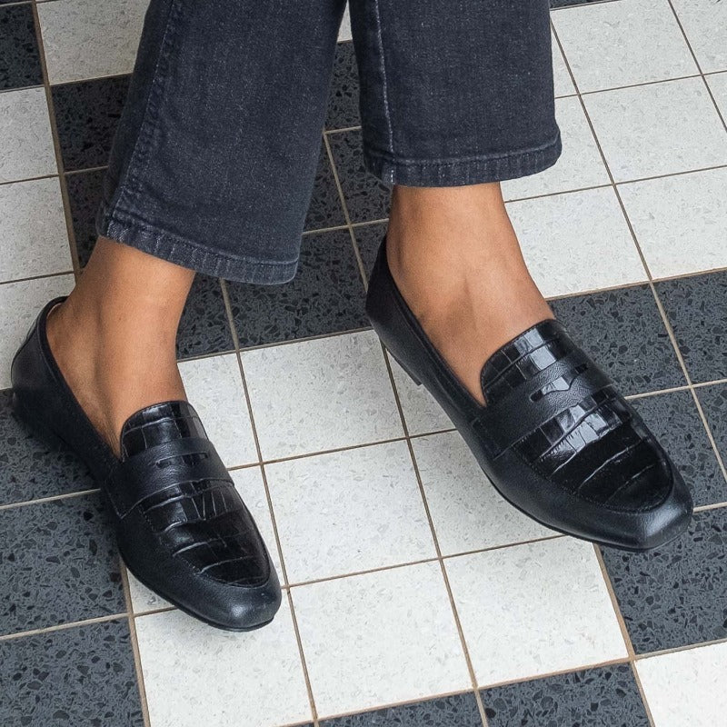 Froggie black loafer in classic with memory foam underfoot