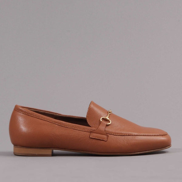 Froggie Closed Shoe with the Gold Trim in Tan