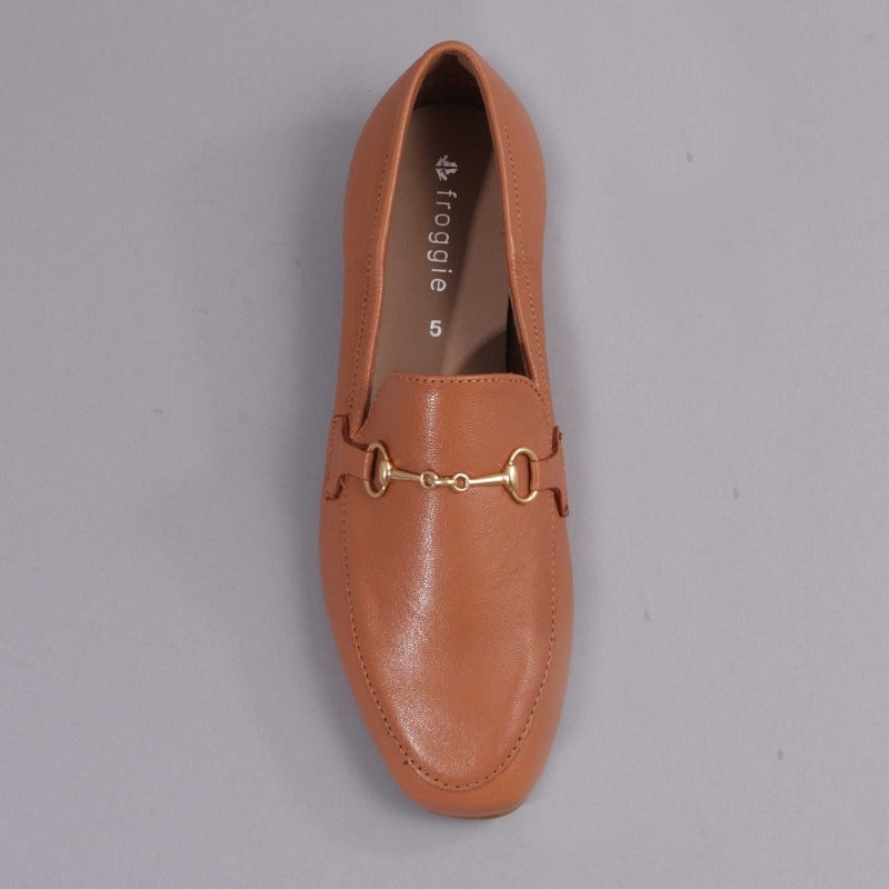 Closed Shoe with the Gold Trim in Tan