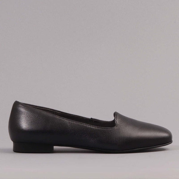 Slipper Cut Pump in Black