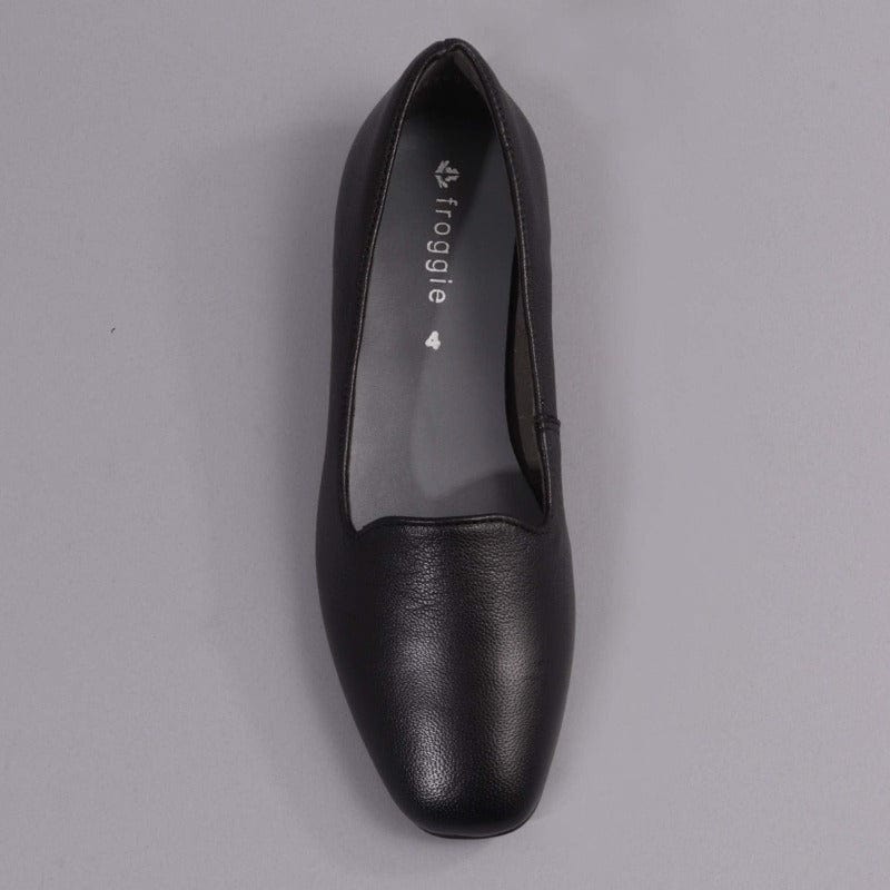 Slipper Cut Pump in Black