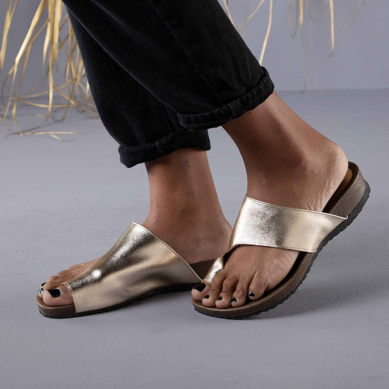 Toe-Loop Sandal in Gold